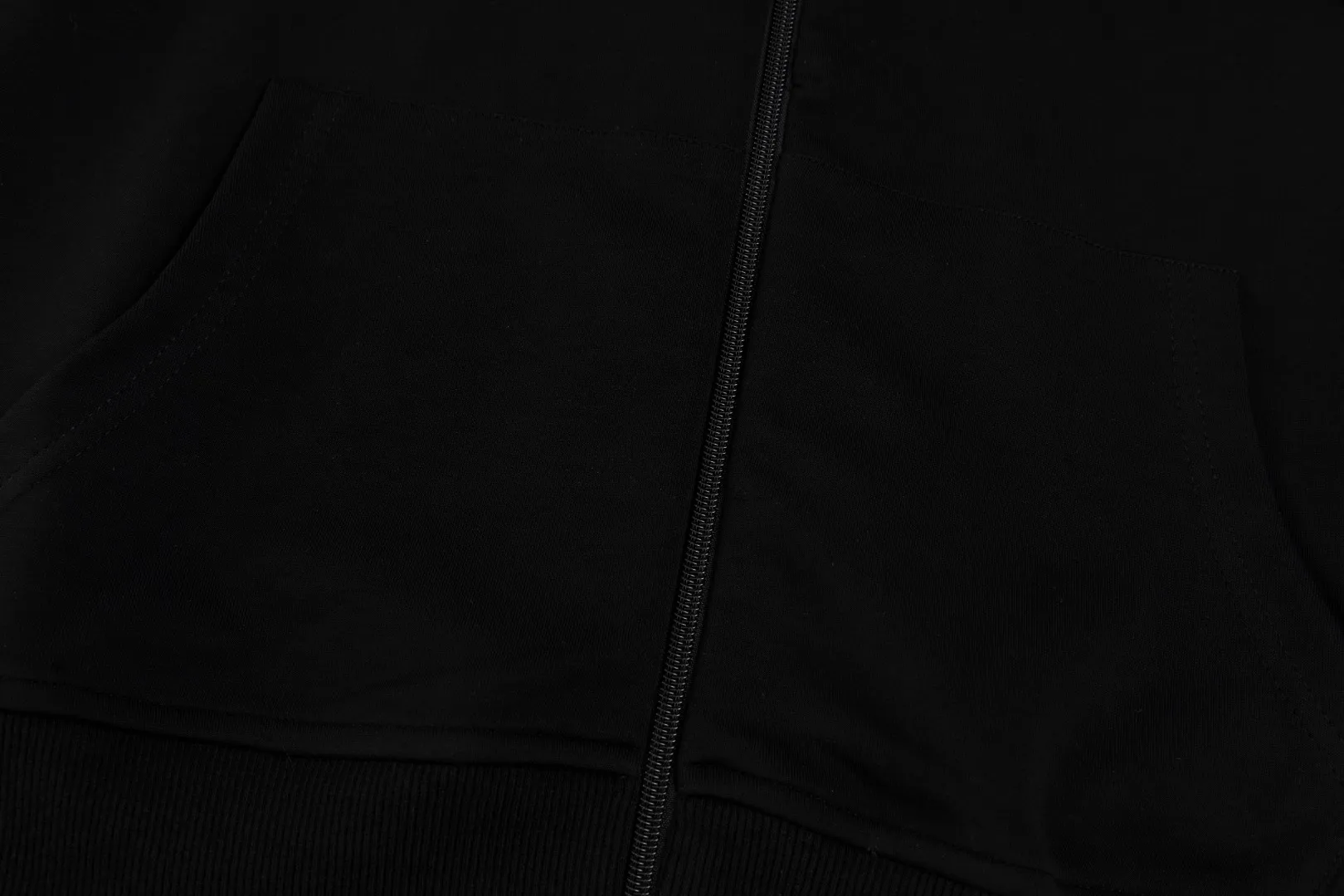 P236 #R95 Ralph Lauren/Ralph Lauren Twelve Color Pony🐎 Embroidered zipper cardigan jacket hooded sweatshirt This hooded sweatshirt is decorated with a simple style that represents Ralph Lauren. It is paired with a pony embroidery pattern, which is three-dimensional and full! The solid color fabric paired with exquisite embroidery instantly sets it off! Hooded sports design, loose and casual fit! The overall texture is very strong! Through the pictures, we can feel the thickness and texture of custom-woven and dyed threads. The workmanship is exquisite. They are shipped from major foreign trade factories. They are all made by masters with many years of experience. Everything is of high standards and requirements! Simple and versatile style ~ super delicate and soft, close to the body without being tied, all fabrics and accessories are original custom-made and of high quality! Perfectly reflects the brand’s sense of superiority! Standard cut, comfortable stretch, unrestricted movement! Highly practical, high-end and classy! Versatile style ~ can be paired with jeans or jogging pants. Ideal for transitioning from your morning commute to weekend events!  Color: Black with red label Black with white label Khaki Navy blue with red label Navy blue with white label White Light gray Dark gray Burgundy Army green Light blue Pink Size: S M L